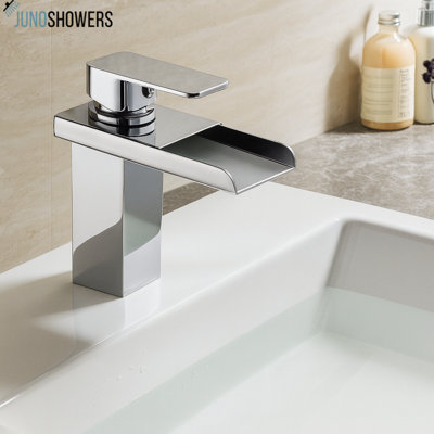 Système de douche minimaliste avec pomme de douche et douche à main en or brossé