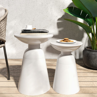 Tables de bout contemporaines en métal S / 2, blanc thermolaqué avec cadre chic et base à piédestal évasé pour les accessoires de couloir