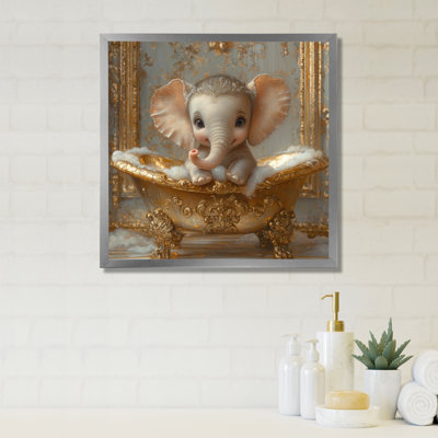 Kemarrion, un mignon éléphant assis dans une élégante baignoire dorée I - art mural de salle de bain