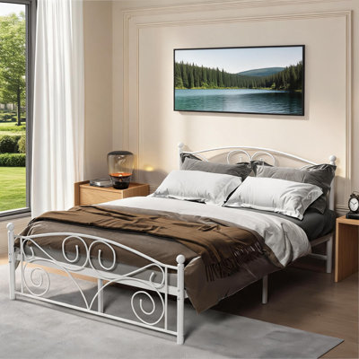 Grand lit plateforme, silhouette unique de style floral, structure en métal blanc éclatant avec tête et pied de lit
