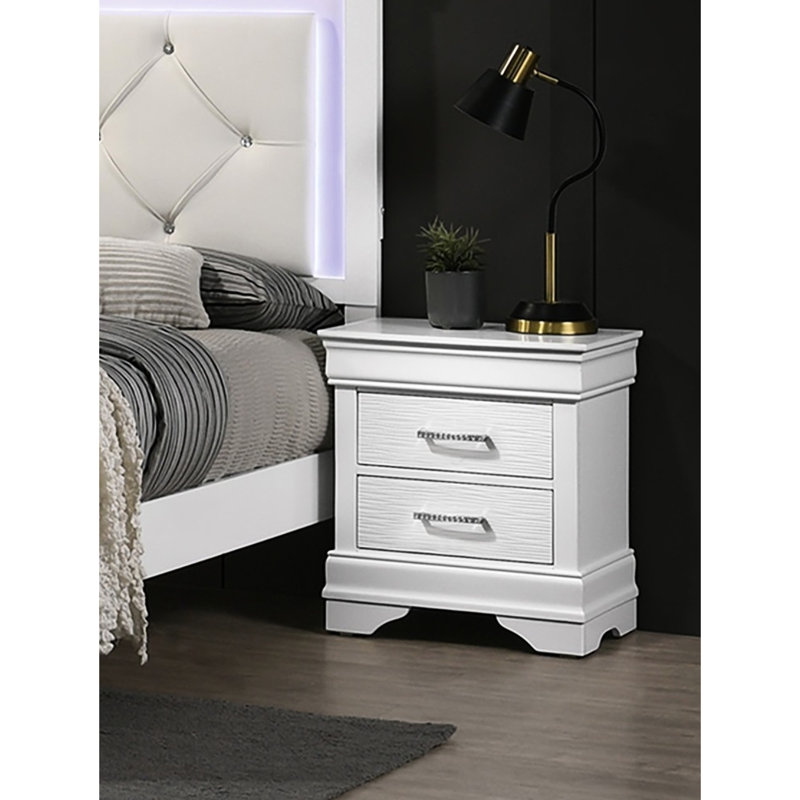 Table de chevet blanche avec deux tiroirs et poignées décoratives de luxe pour chambre à coucher - utilisation accentuée