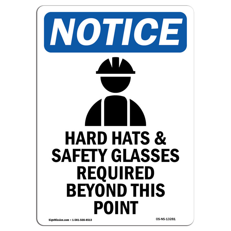 Casques de sécurité et panneau de sécurité