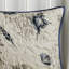 Courtepointe réversible en microfibre bleu avec motifs corail et coussins décoratifs bleus-121405784