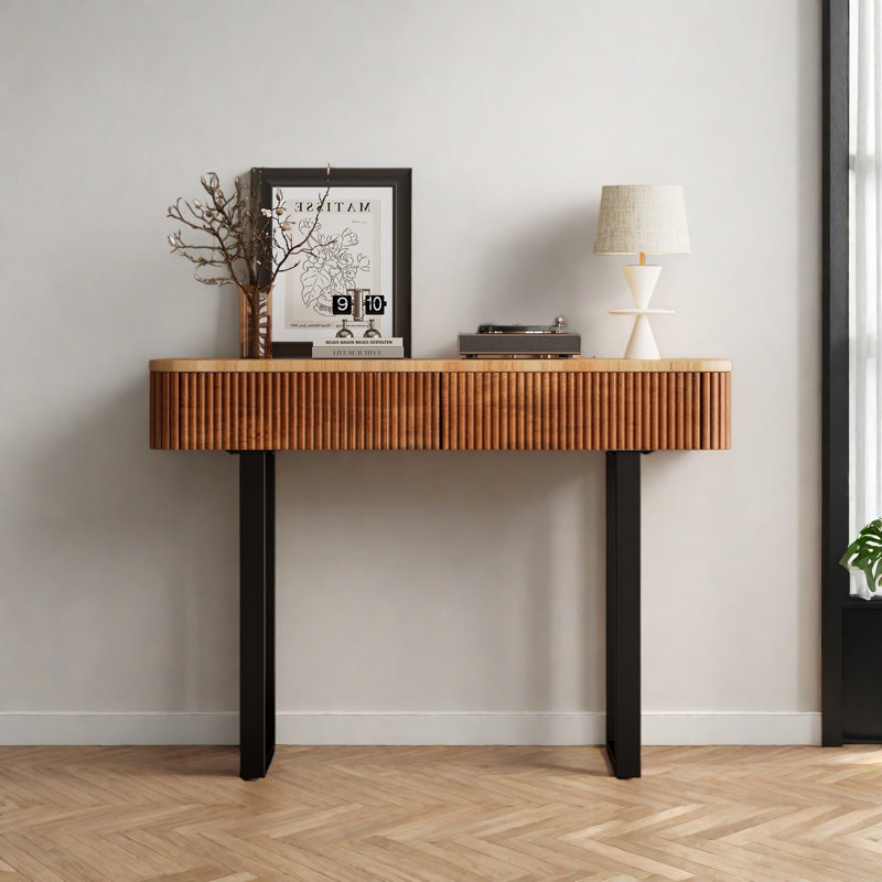 Table d'entrée en bois massif avec design cannelé, console rétro minimaliste avec rangement, table de canapé étroite avec pieds en métal pour le salon du couloir d'entrée