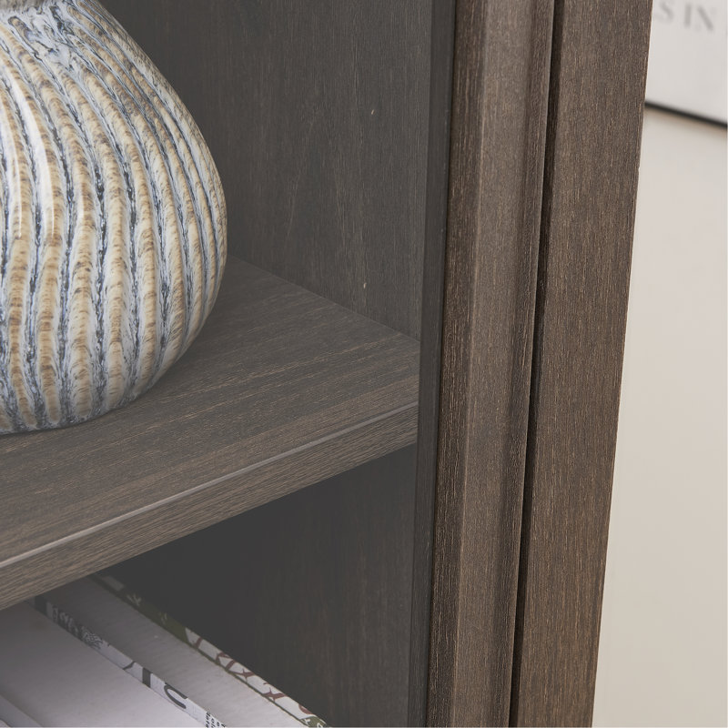 Armoire spacieuse avec tablettes pour le rangement de la cuisine