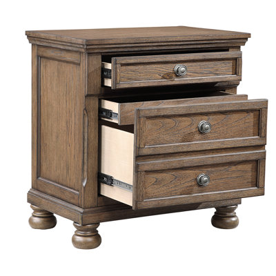 Table de chevet à 3 tiroirs au fini brun antique transitionnel, mobilier de chambre classique, tiroir dissimulé, glissières à roulement lisse, plateau à bijoux doublé de feutre, prêt à l'emploi traditionnel avec des pieds en oignon,