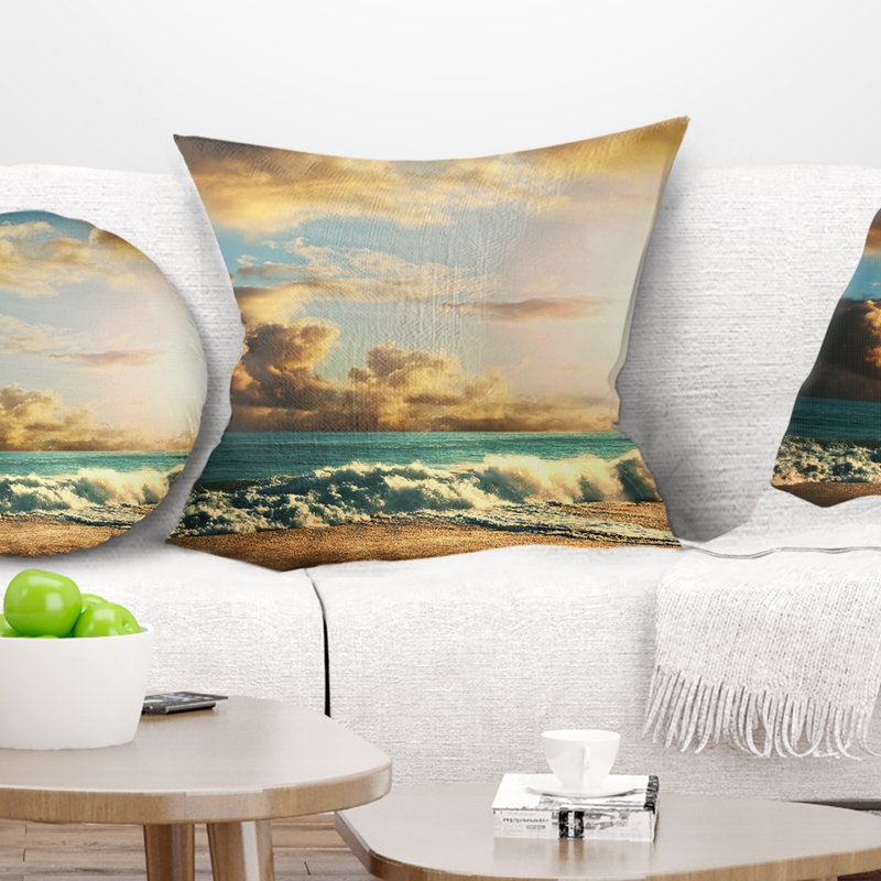 Coussin lombaire "green sea beach" sous cloudy sky, Carrée 18 po x 18 po