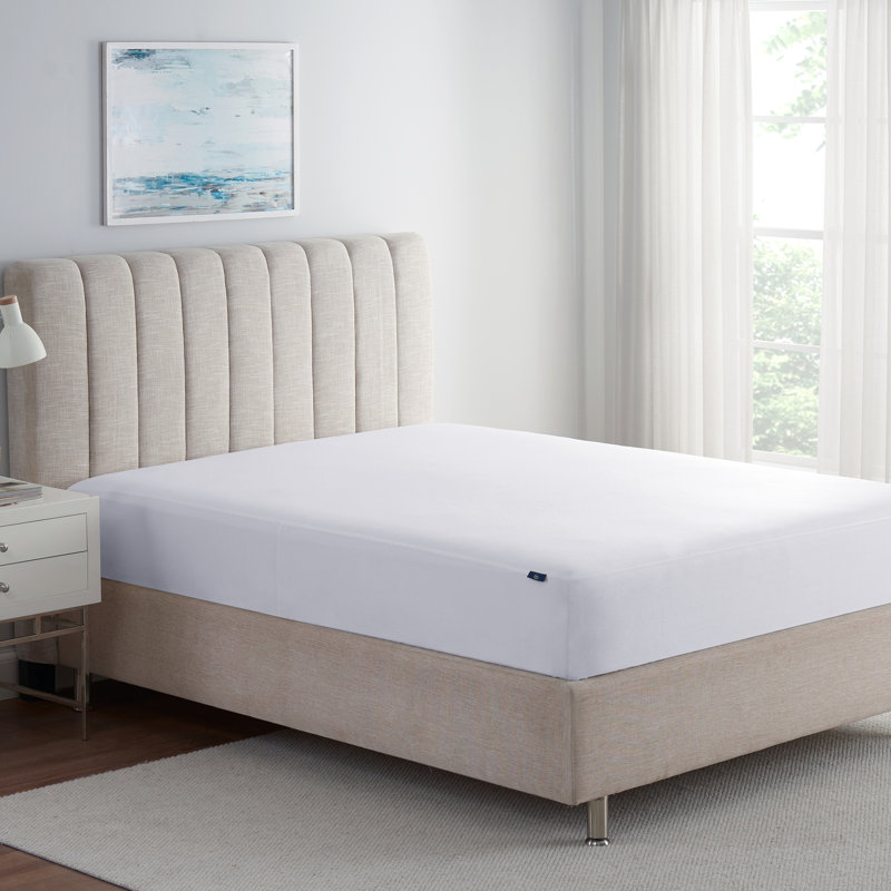 Queen White Waterproof Polyester Mattress Protector with Zipper