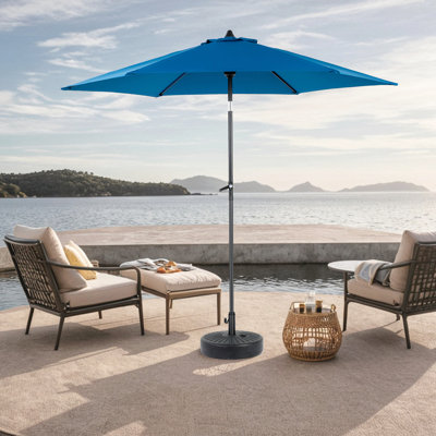Parasol d'extérieur bleu foncé 9 pi. Fabrication robuste. Manivelle facile. Améliore l'ambiance de la cour, de la piscine et de la terrasse. 100% tissu 6 Design. Pour faire fonctionner la manivelle. Bord de piscine, attrait de pelouse.