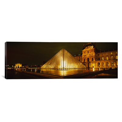 «Museum Lit up at Night, Musee Du Louvre, Paris, France», reproduction de photo sur toile