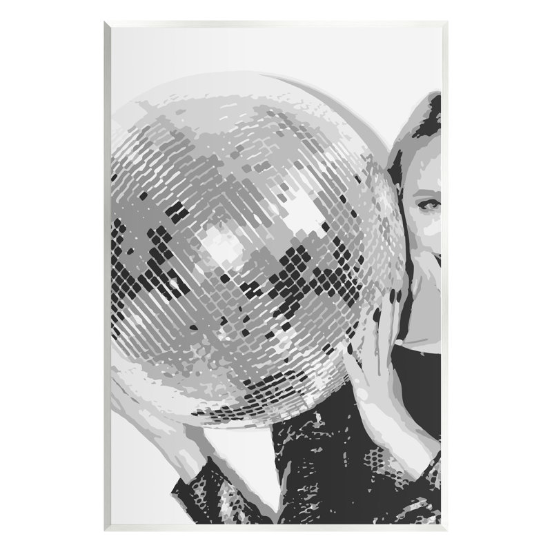 Femme rétro tenant une boule disco par Lil 'Rue, H 15 po x l 10 po x P 0,5 po, Mdf