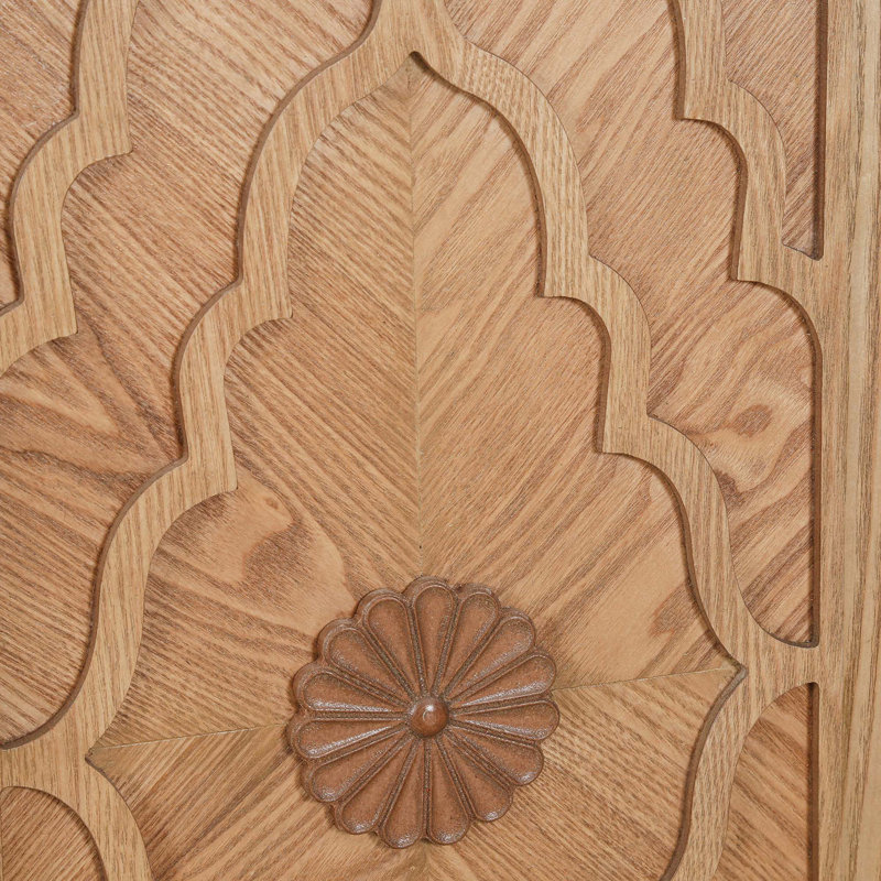 Buffet élégant avec poignées en métal, portes à fleurs sculptées et tablettes réglables, Naturel
