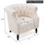 Élégant fauteuil club en tissu beige Akira avec dossier capitonné et accoudoirs cloutés-113569579