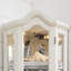 Élégante commode d'angle en blanc avec portes en verre, étagères réglables et éclairage intégré pour le salon Vitrine avec armoire de rangement éclairée et tablettes, quatre charnières amovibles