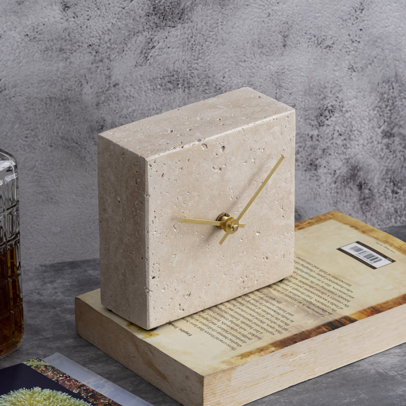 Petite horloge de table en marbre travertin clair, Crème, crème, H 11 po x l 8 po x P 15 po