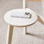 Table d'appoint ronde à 2 niveaux en bois massif - Table de bout blanche avec tablette de rangement pour le salon et la chambre à coucher