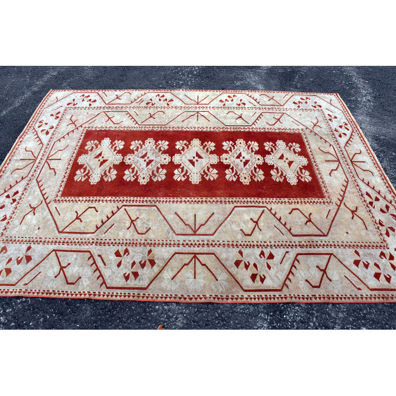 Tapis oriental tissé à la main dans un motif géométrique beige traditionnel pour un décor élégant beige / rose