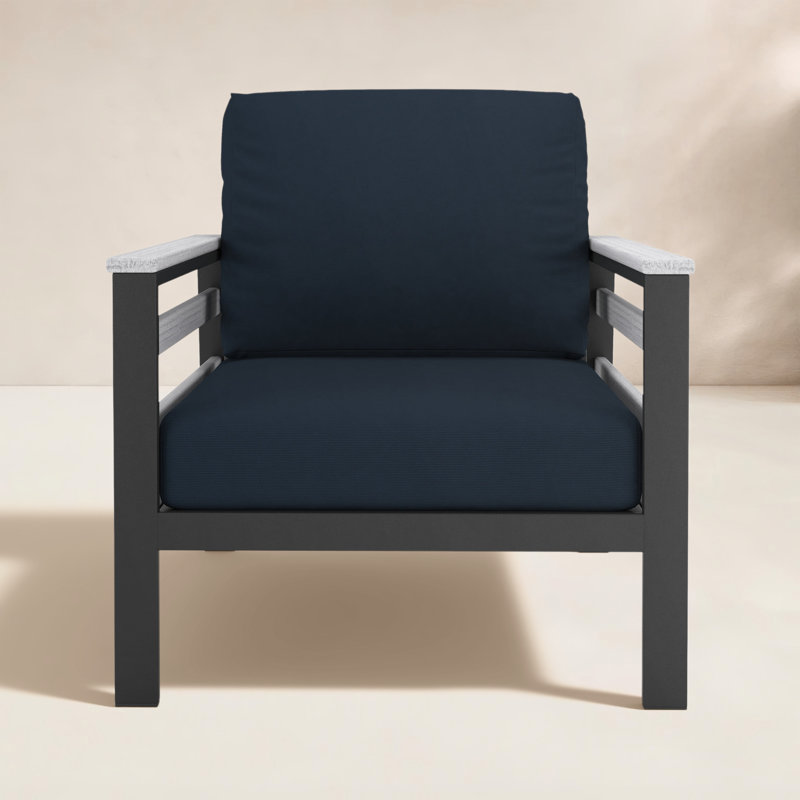 Chaise de patio avec coussins Sunbrella® Townsend, Toile bleu marine Sunbrella®, Blanc / gris foncé