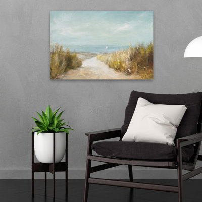 Plage et herbes de plage, voiles lointaines