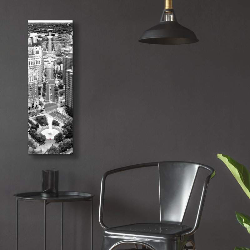  «Benjamin Franklin Parkway B & w» par Erin Clark, art mural en verre acrylique, 16 po x 48 po, H 36 po x l 12 po