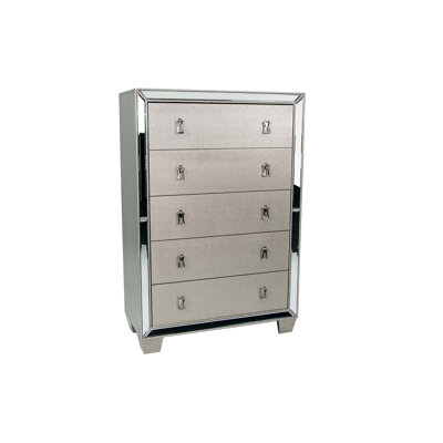 Commode à 5 tiroirs de finition traditionnelle avec panneau décoratif en acier inoxydable, parfaite pour le rangement et le style de la chambre principale.