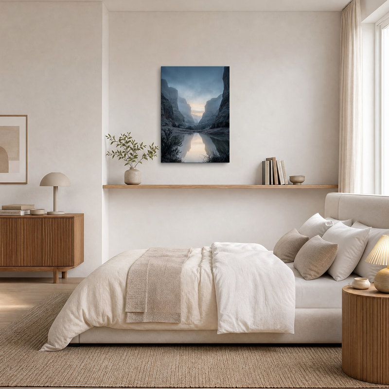 Tableau sur toile « Reflet de rivière dans un canyon de grès brumeux », H 40 po x l 28 po