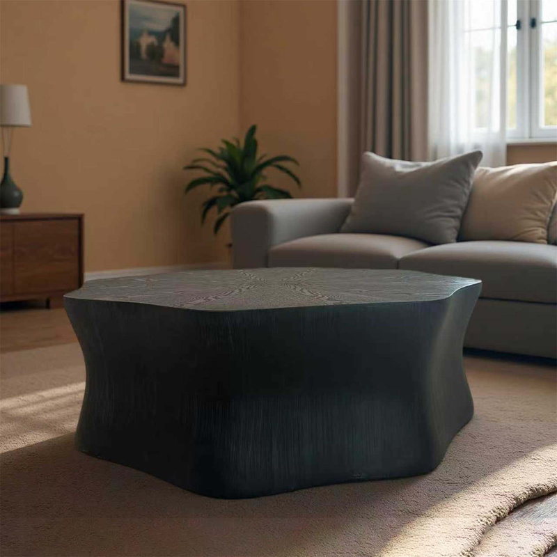 Table basse à pétales noirs, avec surface en fibre de verre recouverte de placage de grain de bois de bouleau au fini aquarelle et recouverte d'une peinture noire. Les côtés ont un effet brossé. Convient au salon.