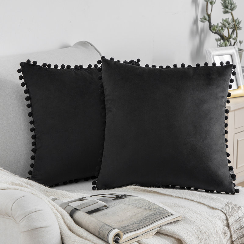 Housse de coussin Silky Velvet Series Pom-poms, Noir, Housse de coussin, Carré 18 po