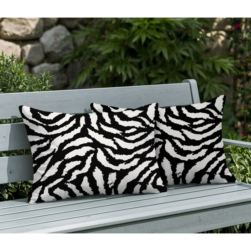 Oreiller réversible intérieur / extérieur à imprimé zébré Tory, 20x14, Black