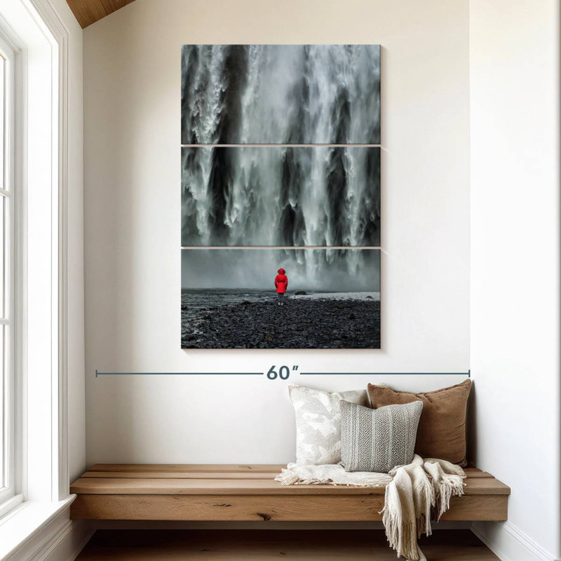 Alvord, femme seule à la cascade de Skogafoss en Islande, H 50 po x l 32 po