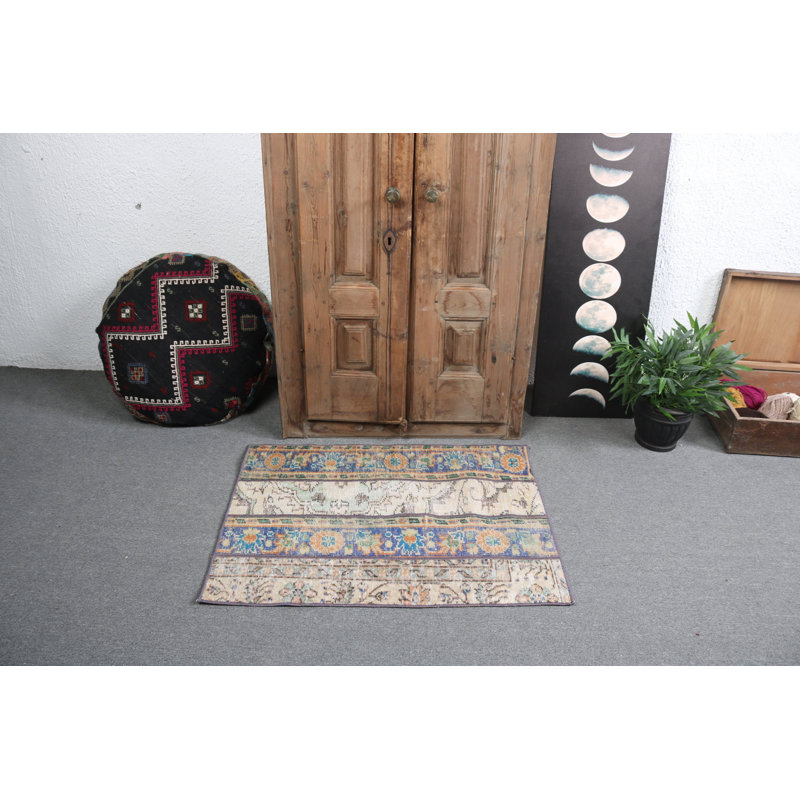 Charmant petit tapis turc antique en patchwork avec une touche de bleu pour les cuisines et les espaces de vie