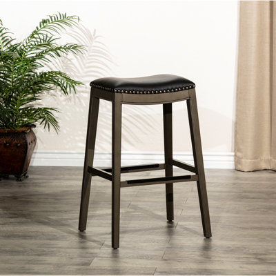 Tabouret de selle de 30 po de hauteur en gris patiné, siège en cuir noir, bois franc, rehausse l'ambiance avec une finition grise, siège - idéal pour les bars élégants