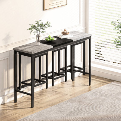 Table de salle à manger moderne avec 3 tabourets, gris et noir. Matériaux, idée de tabouret suspendu pour les bars
