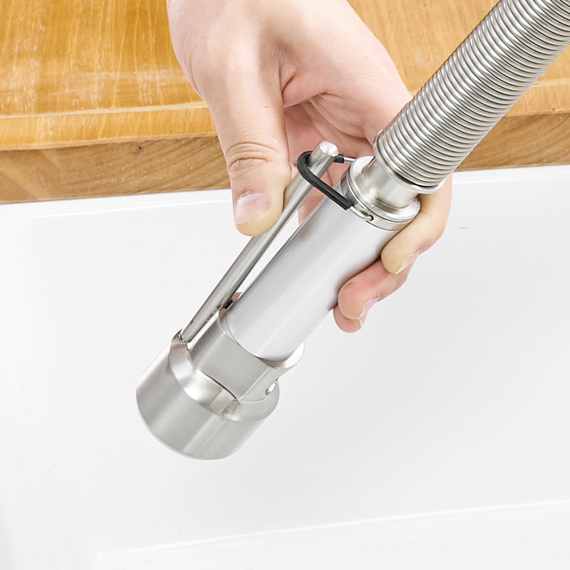 Robinet d'évier de cuisine contemporain avec tirette en nickel brossé - Laiton pour un cachet moderne de style commercial