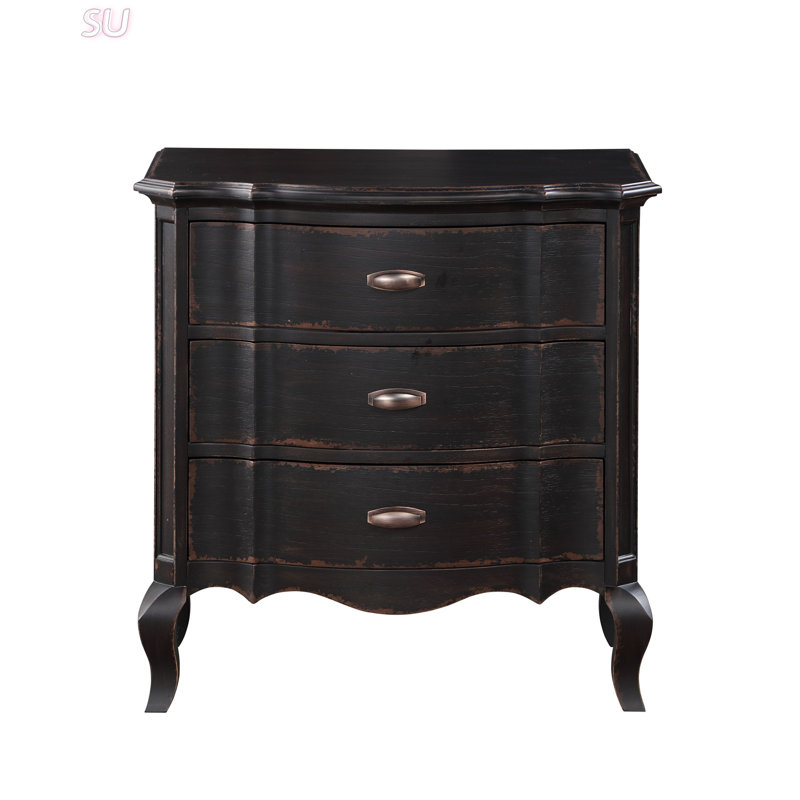 Table de chevet Chelmsford avec un design élégant et trois tiroirs spacieux, parfaits pour les chambres modernes et classiques.