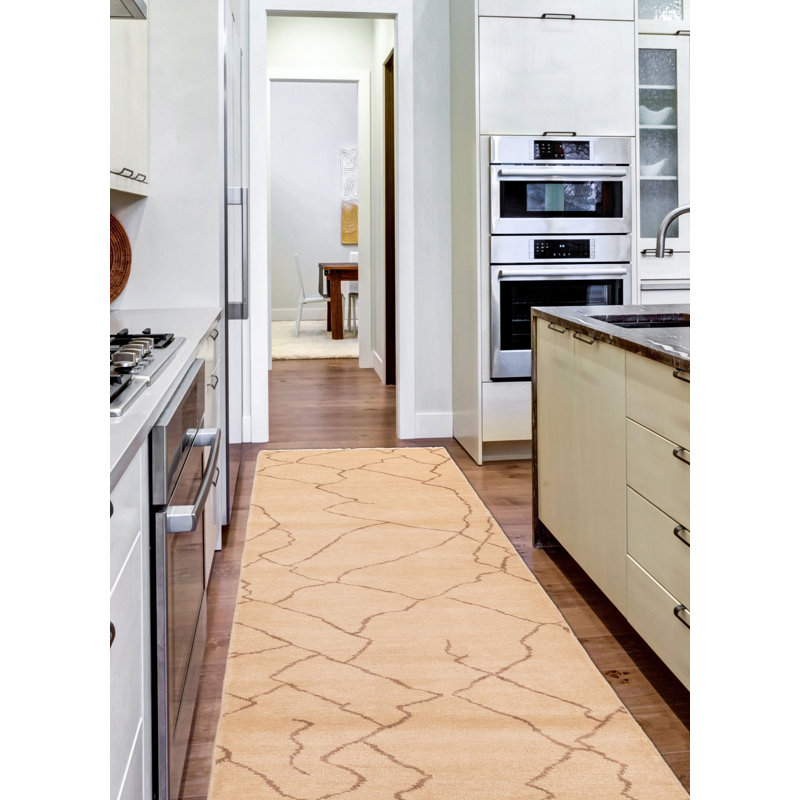 Tapis beige Mystique 2 pi 6 po x 11 pi 10 po