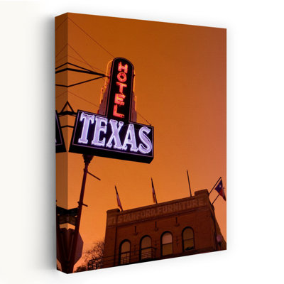 Vue en contre-plongée d'une enseigne au néon d'un hôtel éclairé au crépuscule, Fort Worth, Stockyard, Fort Worth, Texas, États-Unis, architecture contemporaine abstraite, art urbain