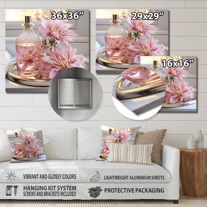 Floral Harmony Haven Toiletries - Toiletries Metal Wall Art, H 16 po x l 16 po