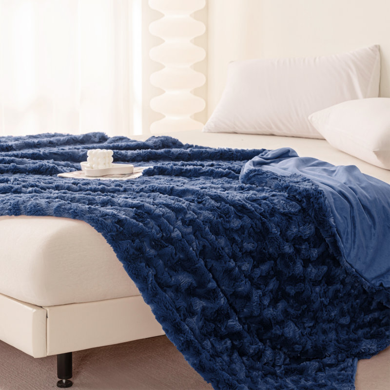 Jeté / couverture en fausse fourrure brossée, L 60 po x L 80 po, Marine