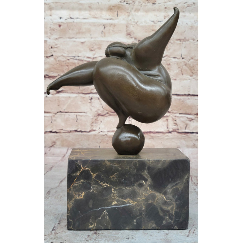 Sculpture d'une femme bien roulée