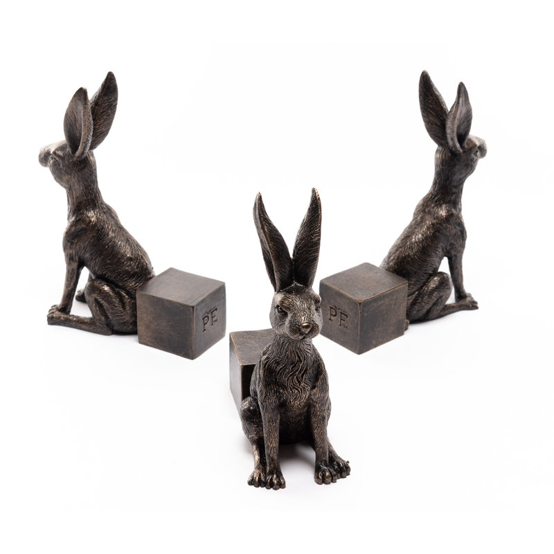 Grands pieds de jardinière couleur bronze lièvre assis dans une boîte cadeau