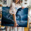 Toile, "Un majestueux dragon" avec des échelles bleues chatoyantes et des décorations dentelées complexes-833844633