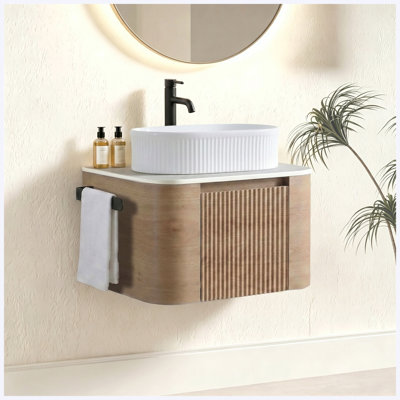 Meuble-lavabo 24 po en chêne miel avec lavabo, armoire murale avec porte-serviettes gratuit, lavabo ovale en céramique rayé blanc, meuble-lavabo pré-assemblé