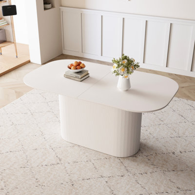 Table de salle à manger crème de 63 pouces, pieds à rayures verticales, multifonctionnel pour recevoir des invités, table à finition en surface, design moderne, convient à 4 à 8 personnes, facile à nettoyer et à entretenir