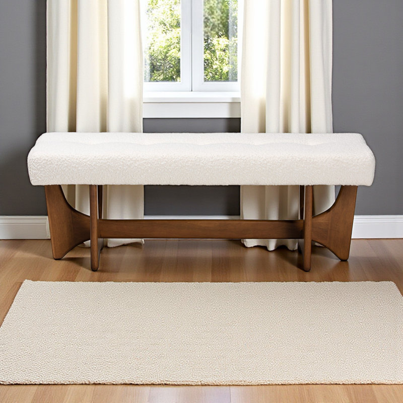 Banc Sky avec tissu bouclé crème et bois fini noyer brun, H 17,75 po x l 48,66 po x P 18,07 po