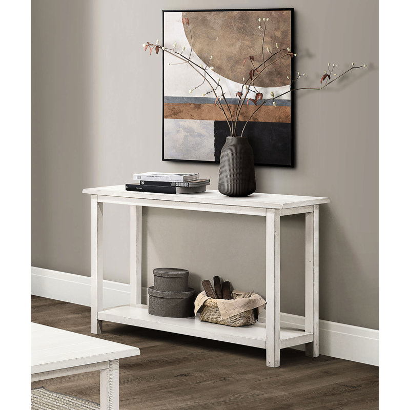 Console blanche vieillie en pin, idéale pour une entrée ou sous une fenêtre dans les aires de vie principales.