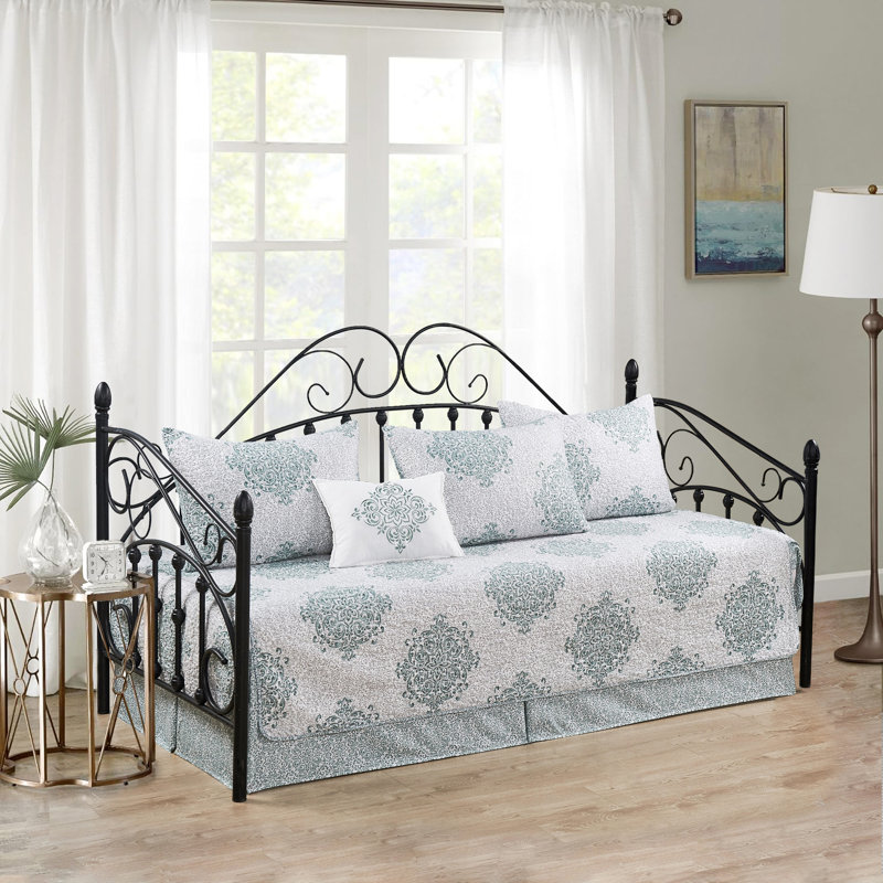 Polyester Damask Quilt with Pillow Shams Included, Teal