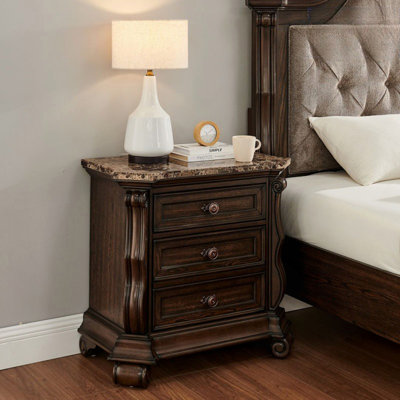 Table de chevet traditionnelle en cerisier foncé avec plateau en faux marbre, table de chevet à 3 tiroirs en bois massif