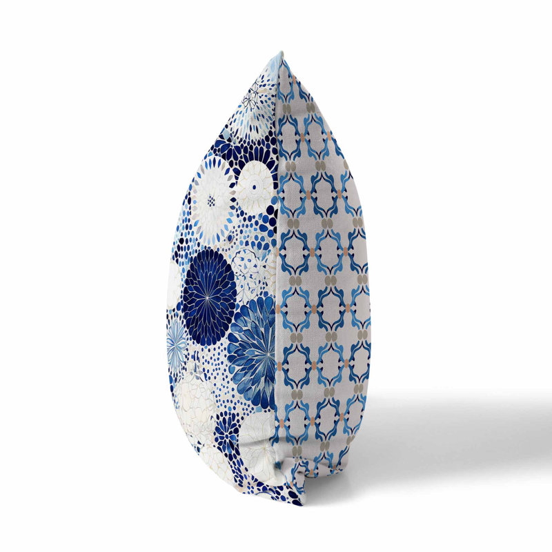 Coussin réversible Crystal Drift, H 16 po x l 16 po, Bleu / blanc / crème floral / géométrique