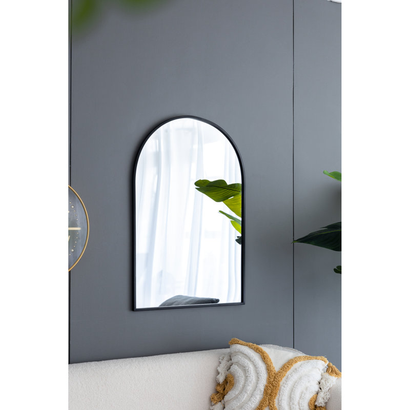 Miroir arqué en métal noir, un excellent ajout au miroir de la chambre à coucher